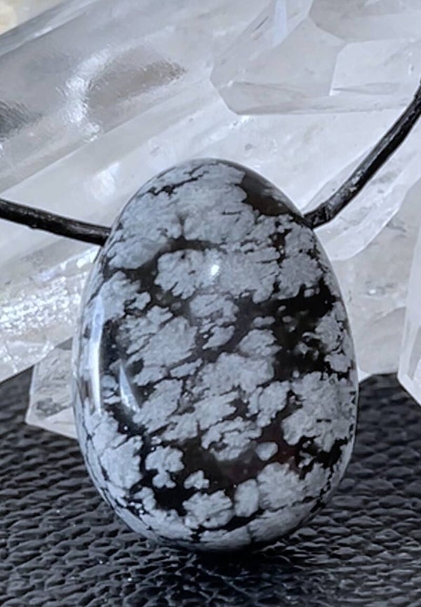 Sneeuwvlok Obsidiaan hangertje doorboord, met veter