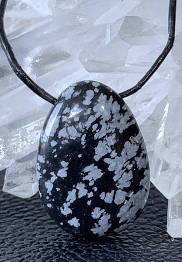 Sneeuwvlok Obsidiaan hangertje doorboord, met veter