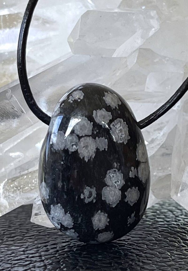 Sneeuwvlok Obsidiaan hangertje doorboord, met veter