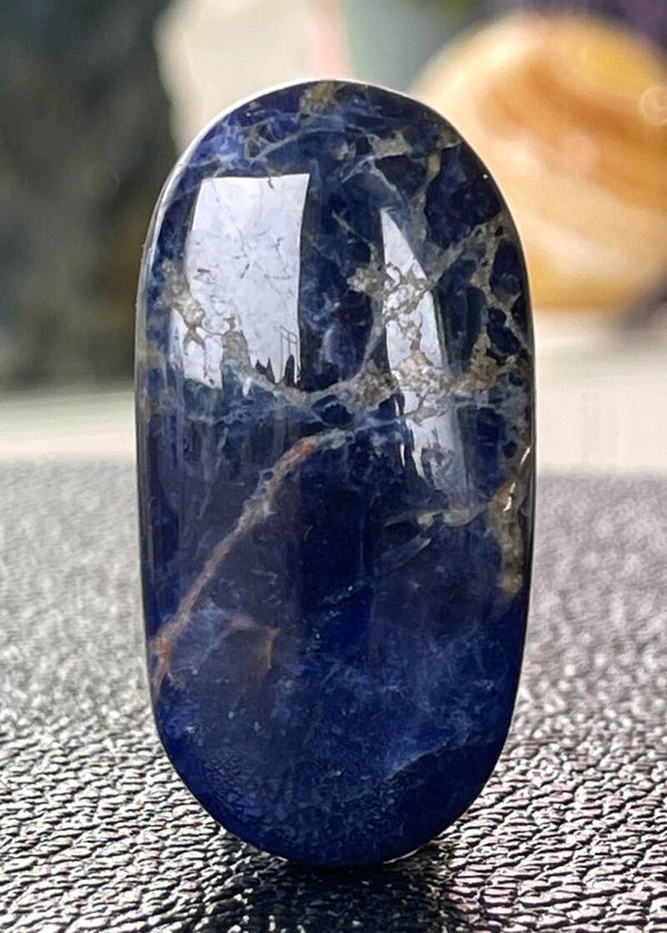 Sodaliet knuffelsteen plat