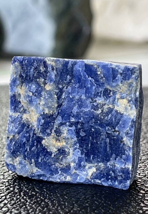 Sodaliet uit Namibië, één zijde ruw, klein