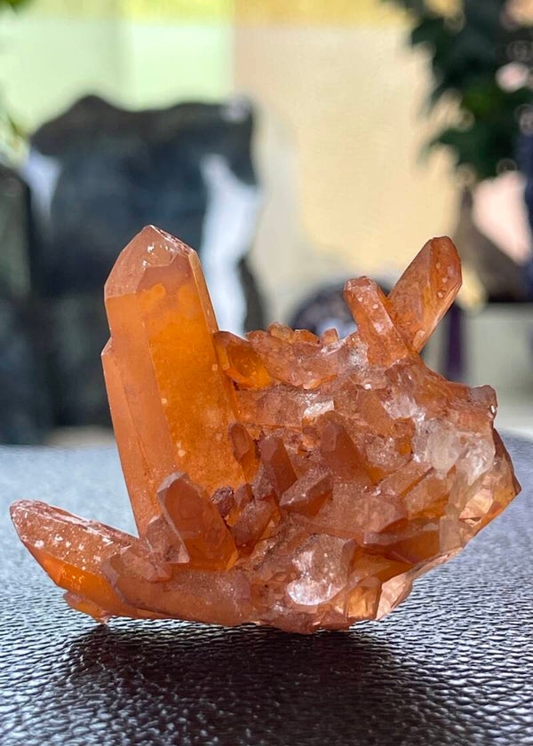 Tangerinekwarts cluster uit Brazilië ruw, klein