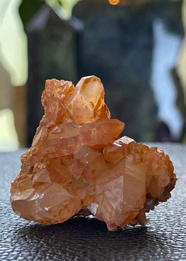 Tangerinekwarts cluster uit Brazilië ruw, klein