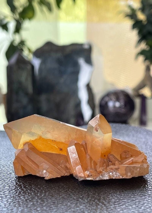 Tangerinekwarts cluster uit Brazilië ruw, medium