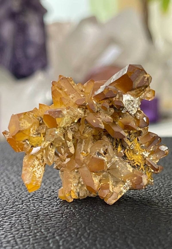 Tangerinekwarts cluster uit Brazilië ruw, klein-medium