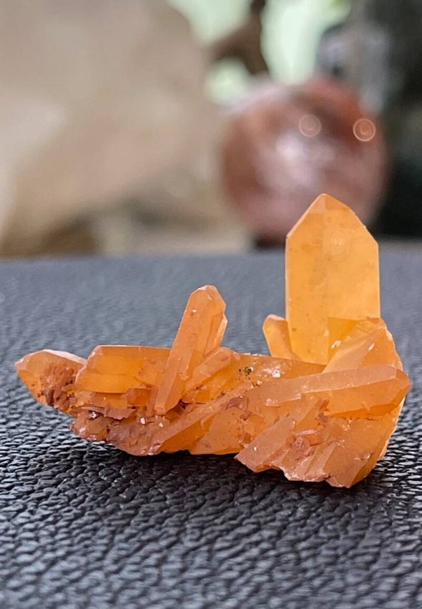 Tangerinekwarts cluster uit Brazilië ruw, klein