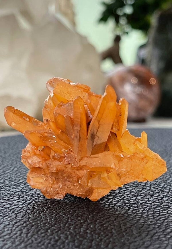 Tangerinekwarts cluster uit Brazilië ruw, klein