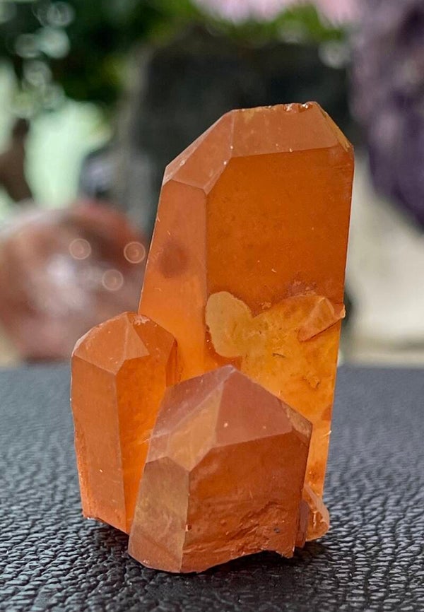 Tangerinekwarts cluster uit Brazilië ruw, klein-medium