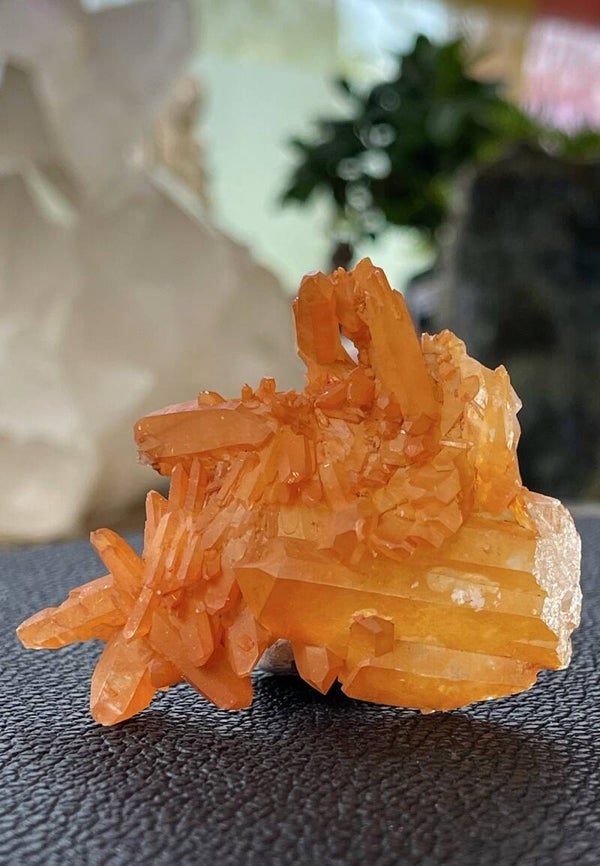 Tangerinekwarts cluster uit Brazilië ruw, klein-medium