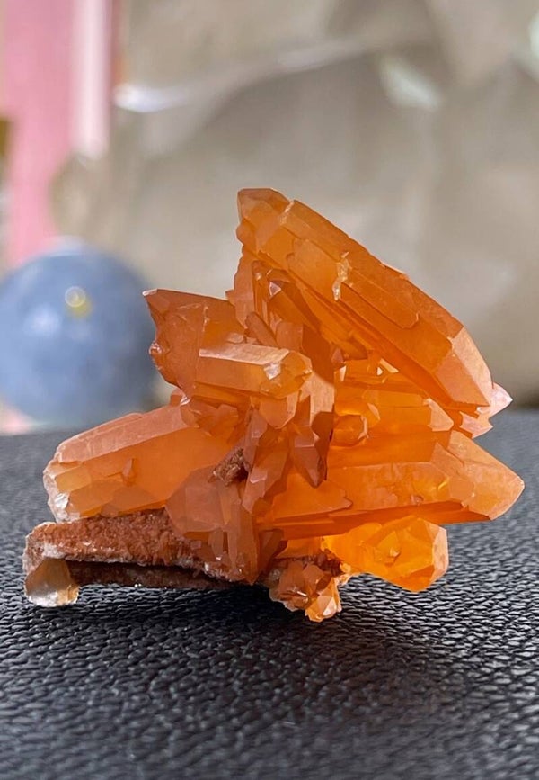 Tangerinekwarts cluster uit Brazilië ruw, klein-medium