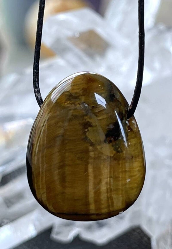 Tijgeroog hangertje doorboord, met veter