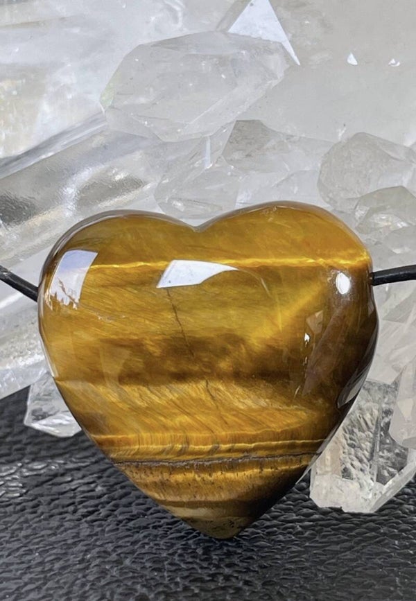 Tijgeroog hangertje hart doorboord, met veter