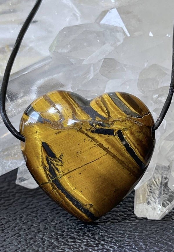 Tijgeroog hangertje hart doorboord, met veter