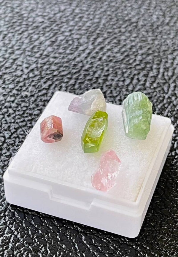 Toermalijn roze en groen ruw uit Braziië 5 stuks, klein