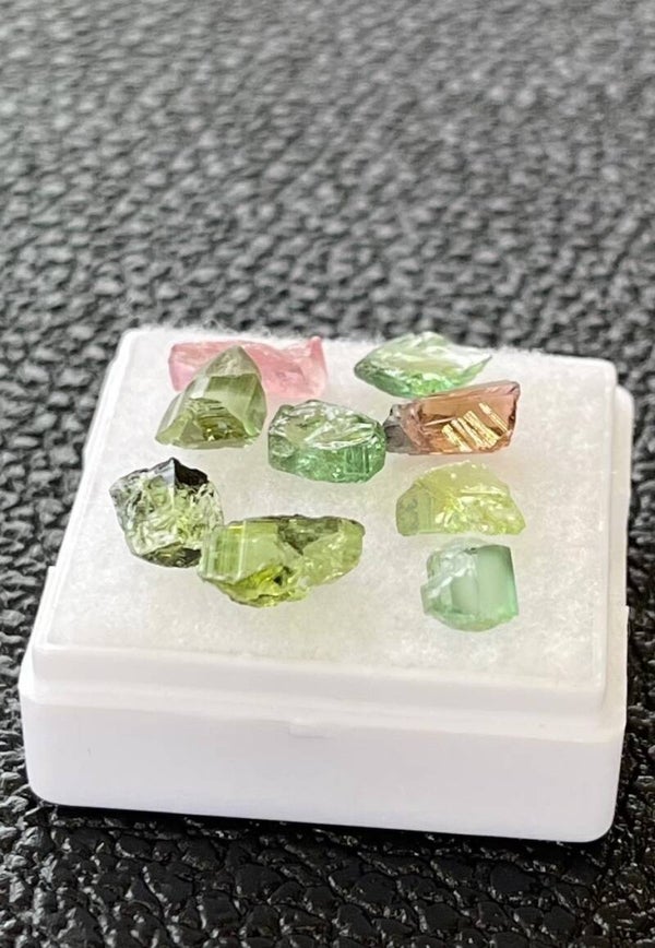 Toermalijn groen en roze ruw uit Brazilië 9 stuks, klein