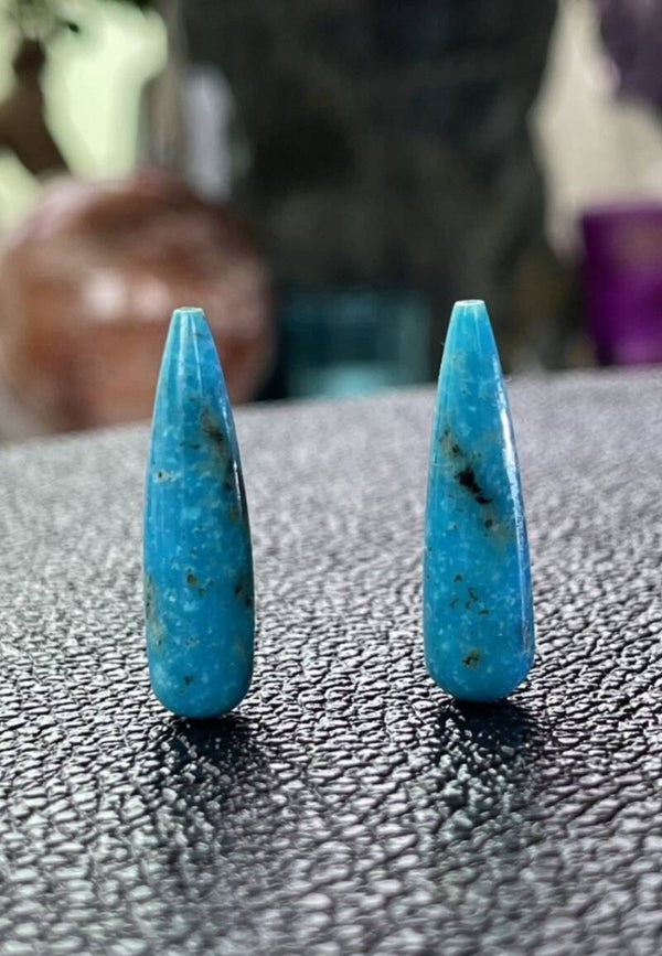 Turkoois edelsteen uit Arizona cabochon druppel, doorboord, per paar, medium