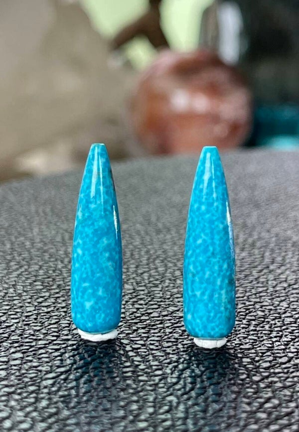 Turkoois edelsteen uit Arizona cabochon druppel, doorboord, per paar, medium