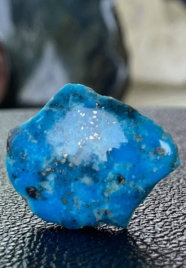 Turkoois plat stukje uit Arizona met Pyriet ruw, één zijde gepolijst, klein