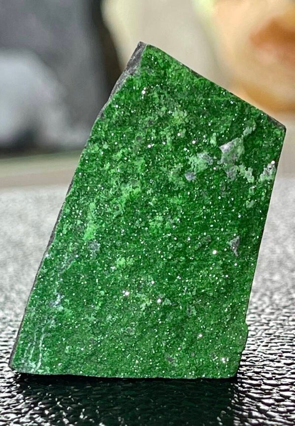 Uvaroviet uit Rusland ruw, klein-medium