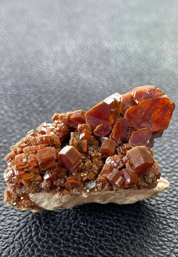 Vanadiniet op matrix uit Marokko ruw, klein-medium