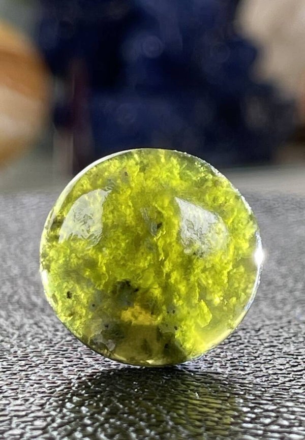 Vesuvianiet edelsteen cabochon rond, medium