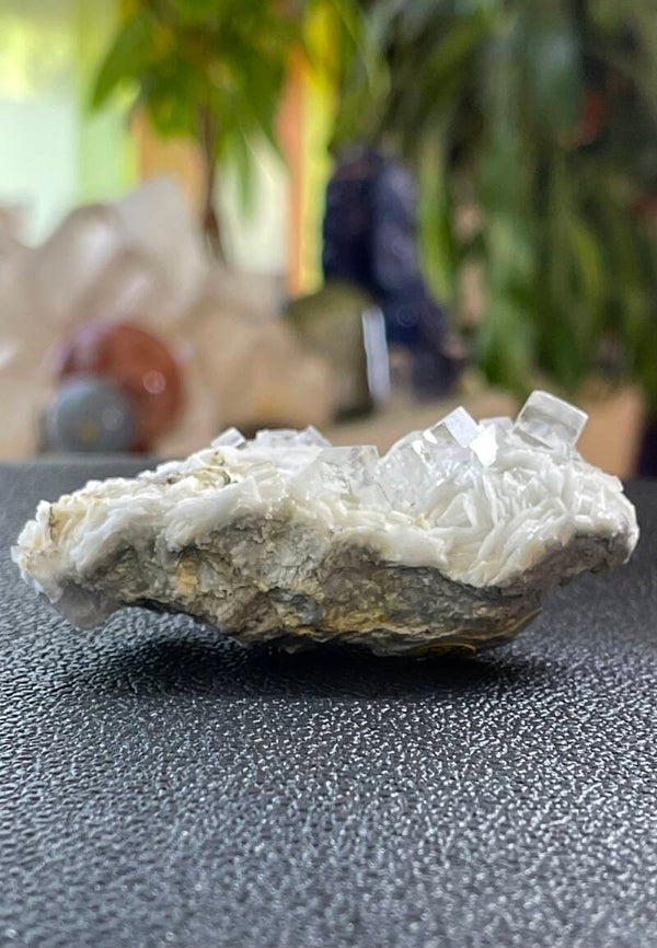 Witte Fluoriet met Bariet op matrix uit Spanje ruw, medium