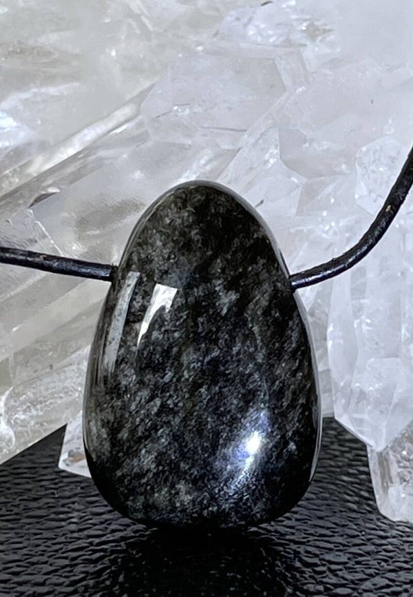 Zilver Obsidiaan hangertje doorboord, met veter