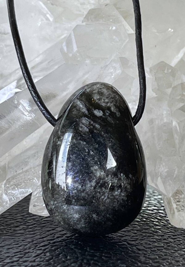Zilver Obsidiaan hangertje doorboord, met veter