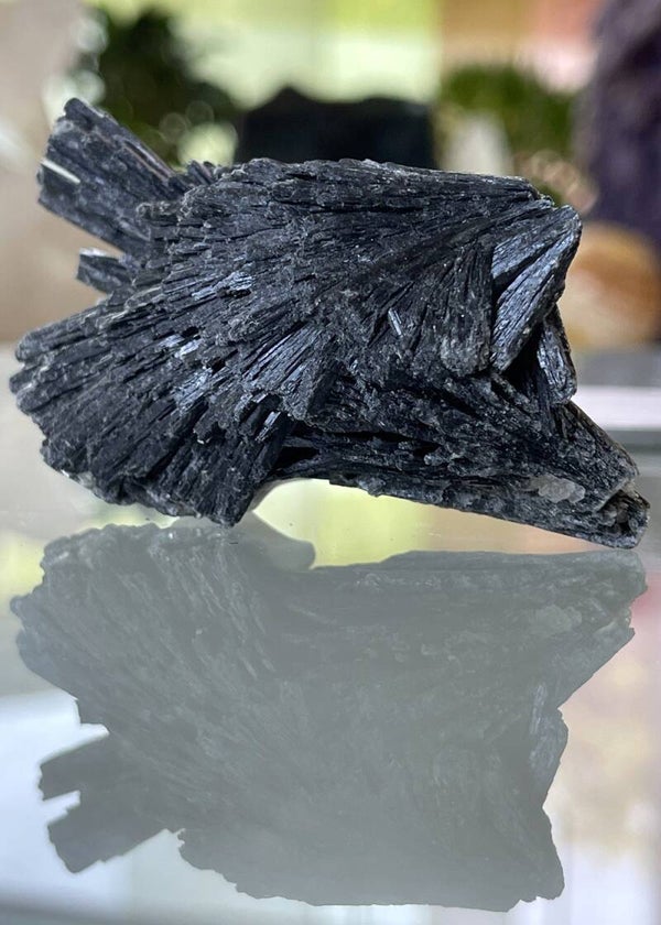 Zwarte Kyaniet uit Brazilië, ruw, medium