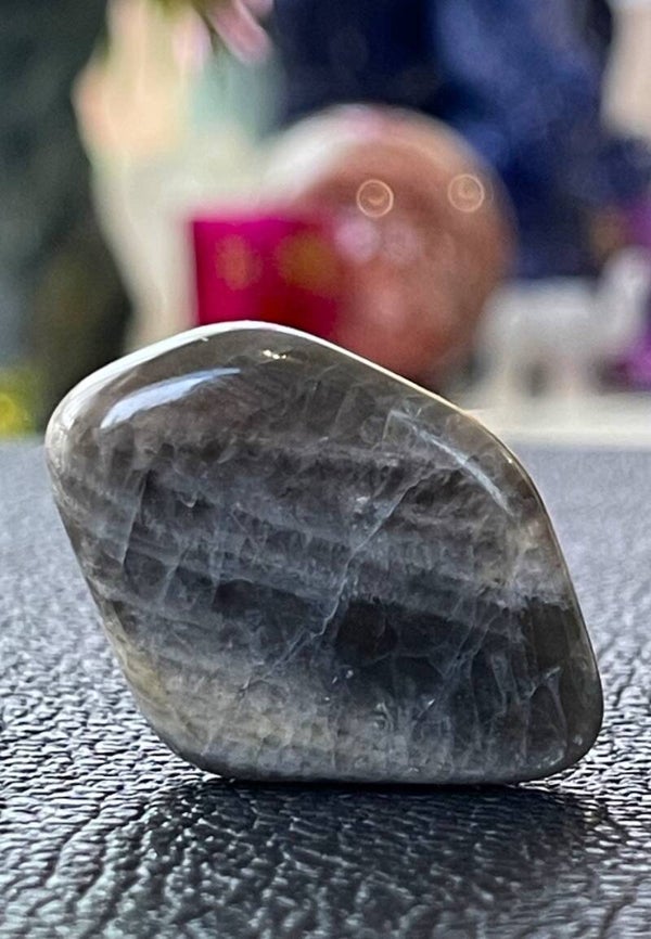 Zwarte Maansteen knuffelsteen plat, klein-medium