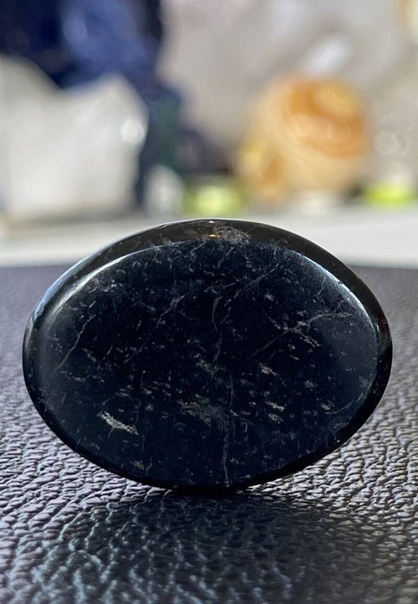 Zwarte Toermalijn knuffelsteen plat