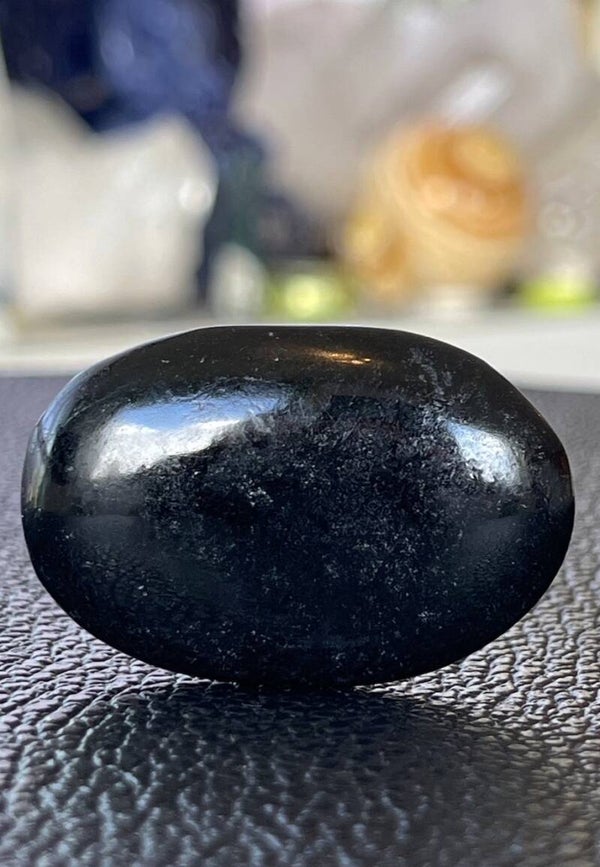 Zwarte Toermalijn knuffelsteen plat