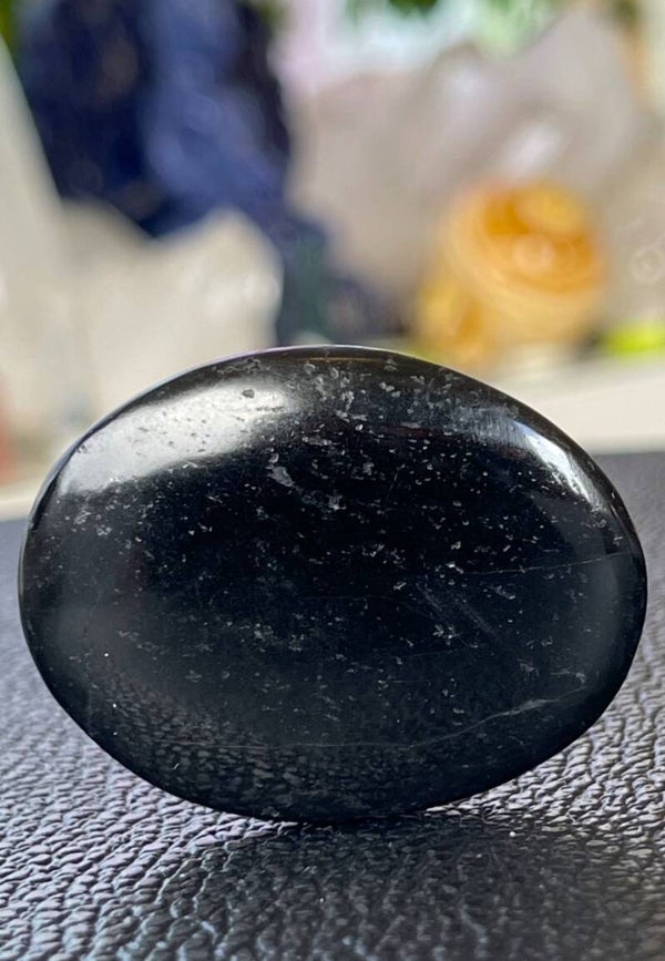 Zwarte Toermalijn knuffelsteen plat