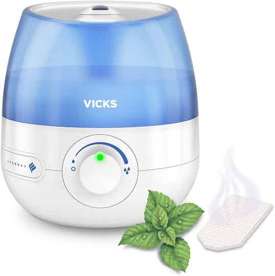 Nawilżacz ultradźwiękowy Vicks Mini Cool Mist - Regulowana kontrola mgły - Zbiornik 1,8 l - Do użytku domowego w sypialniach, biurach, przedszkolach - Pomieszczenia do 15 m2 - Cicha praca - W zestawie podkładki z olejkami eterycznymi - VUL525