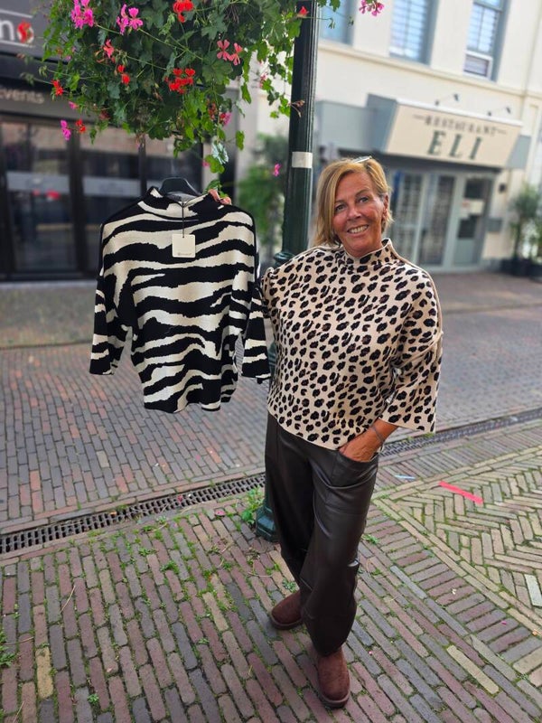 Trui print panter of zebra met turtelkraag