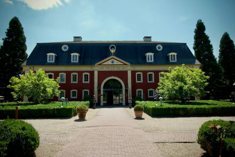chateau-saint-gerlach-standard-hk92pd.jpg