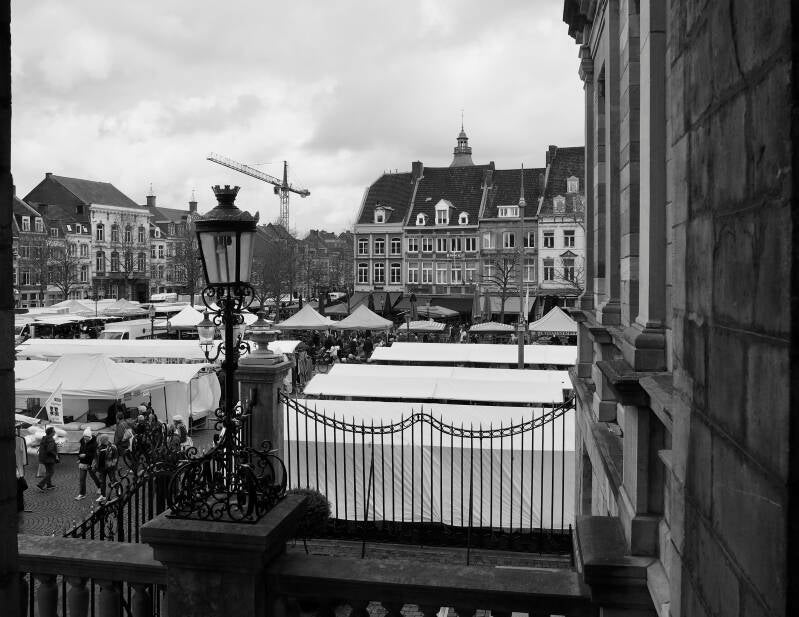 markt-noordwand-maastricht-werner-mantz-standard-585uxv.jpg