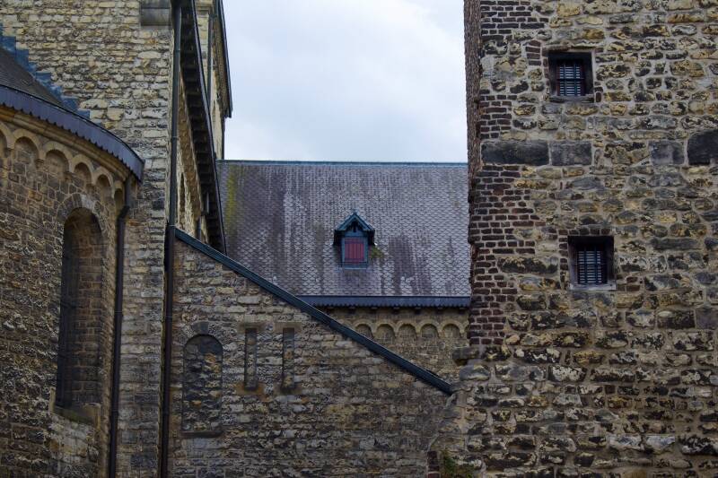 st-pancratius-kerk-en-schelmentoren-heerlen-standard-o1z9si.jpg