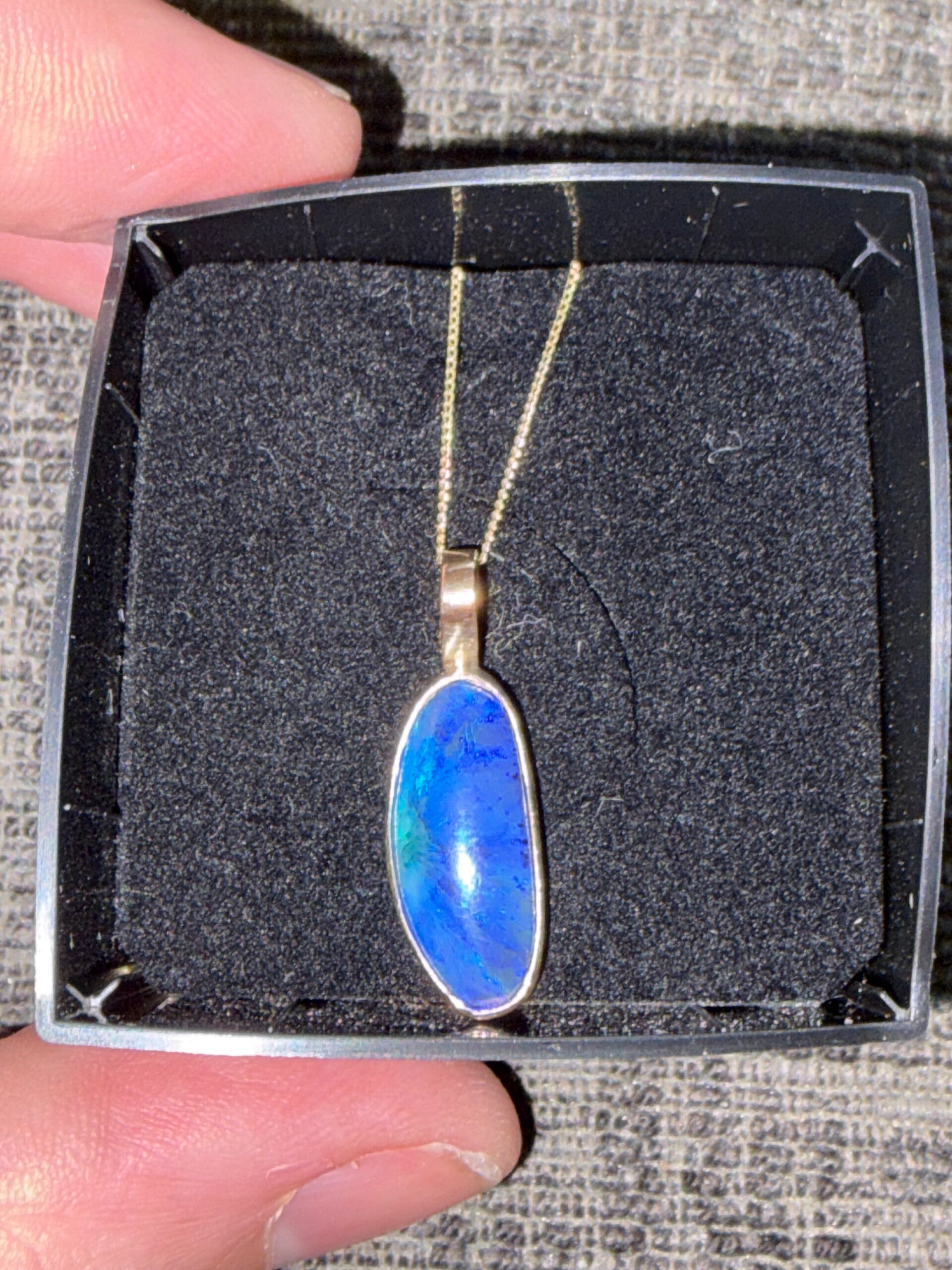 9 carat gold opal pendant and chain