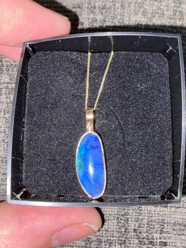9 carat gold opal pendant and chain