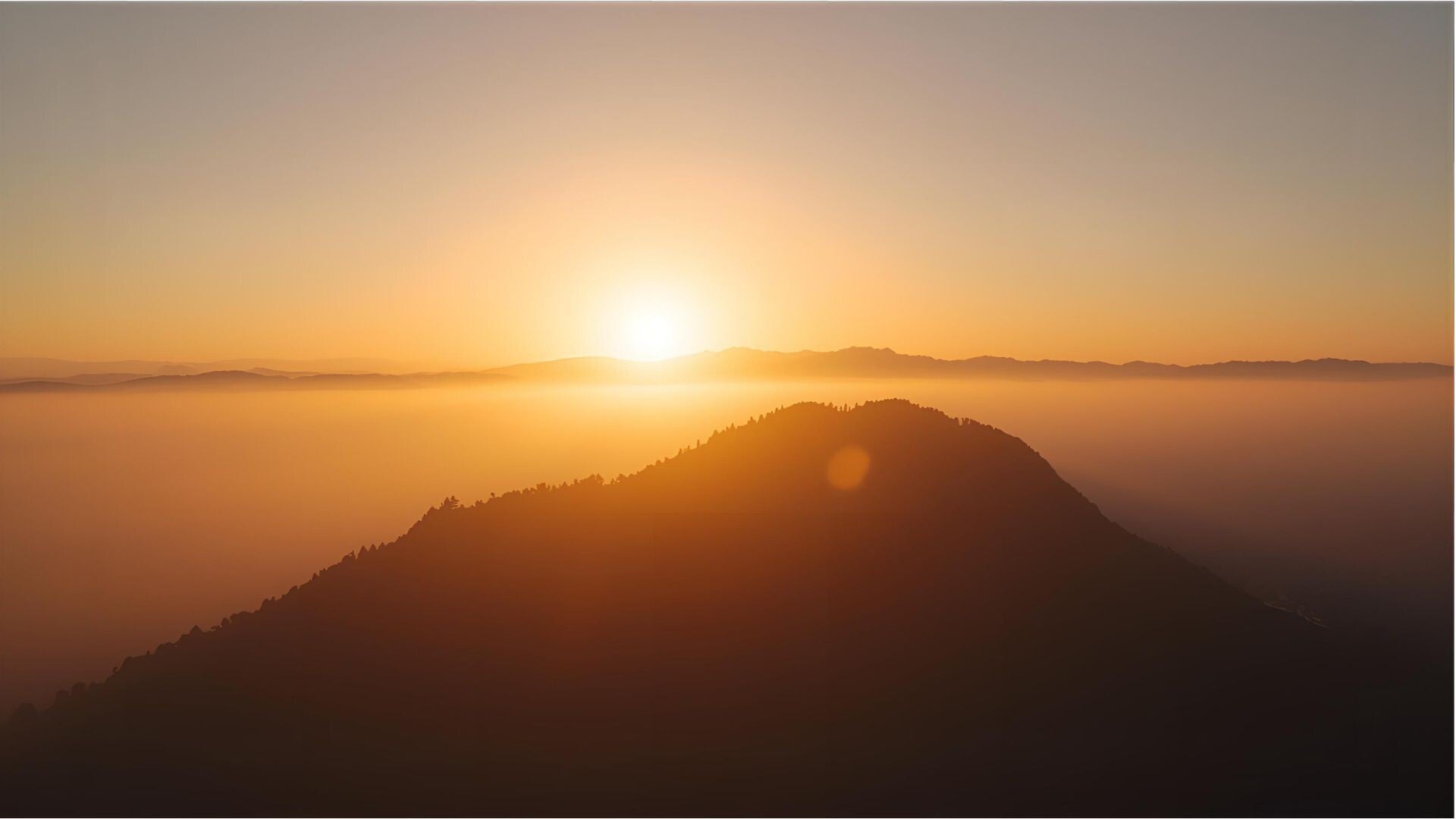 Sonnenuntergang hinter einem Berg als Symblol für innere Ruhe, bewusste Transformation und Achtsamkeit