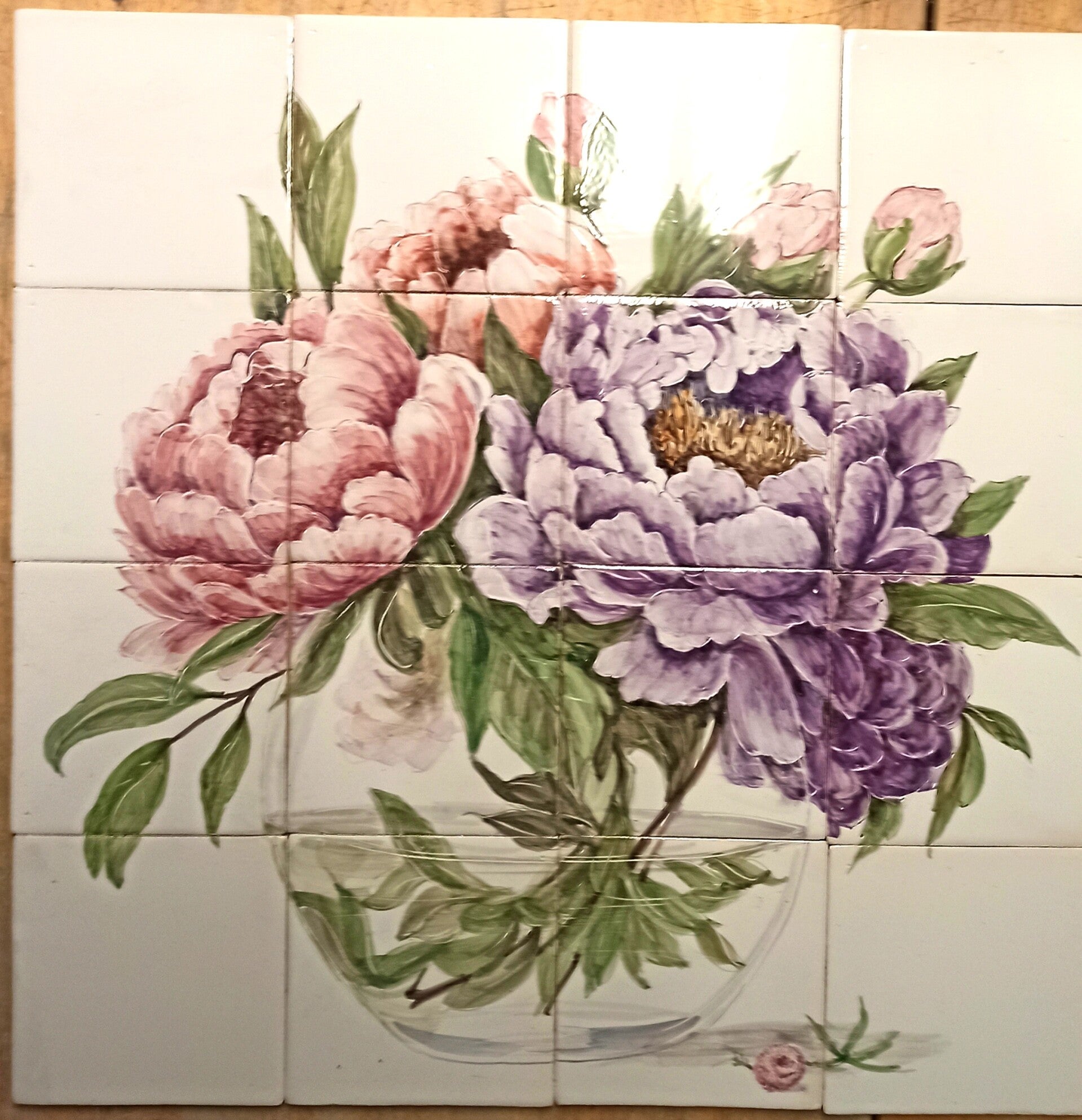 roze paarse pioenrozen in glazen vaas op 16 Friese witjes