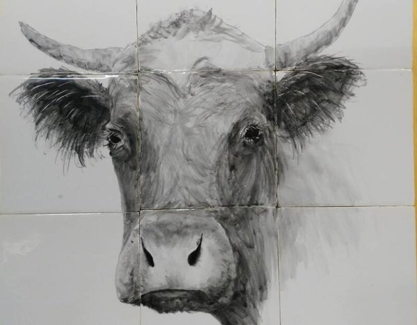 oerkoe, koe met hoorns op tegels in grijstint