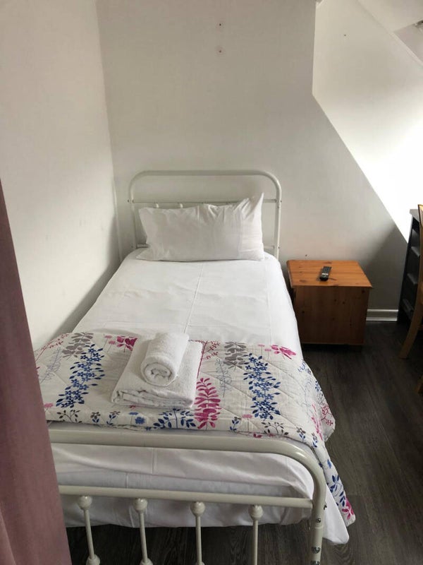 9 Room. 1 Single Bed.