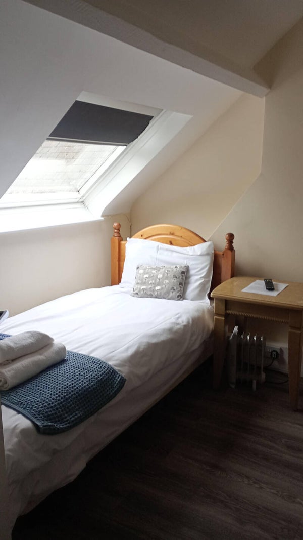 8 Room. Single bed.