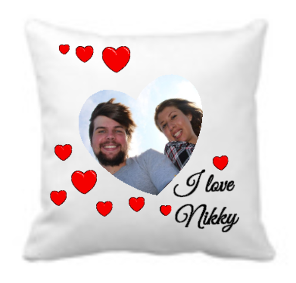 Kussen met eigen foto in hartvorm met hartje en eigen naam