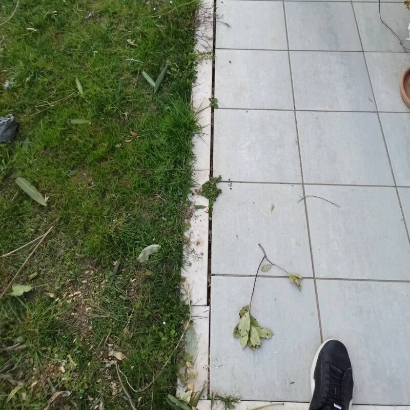 <img src="marmo.marciapiedi.gres.jpg" alt="bordo marciapiedi marmo gres"/>