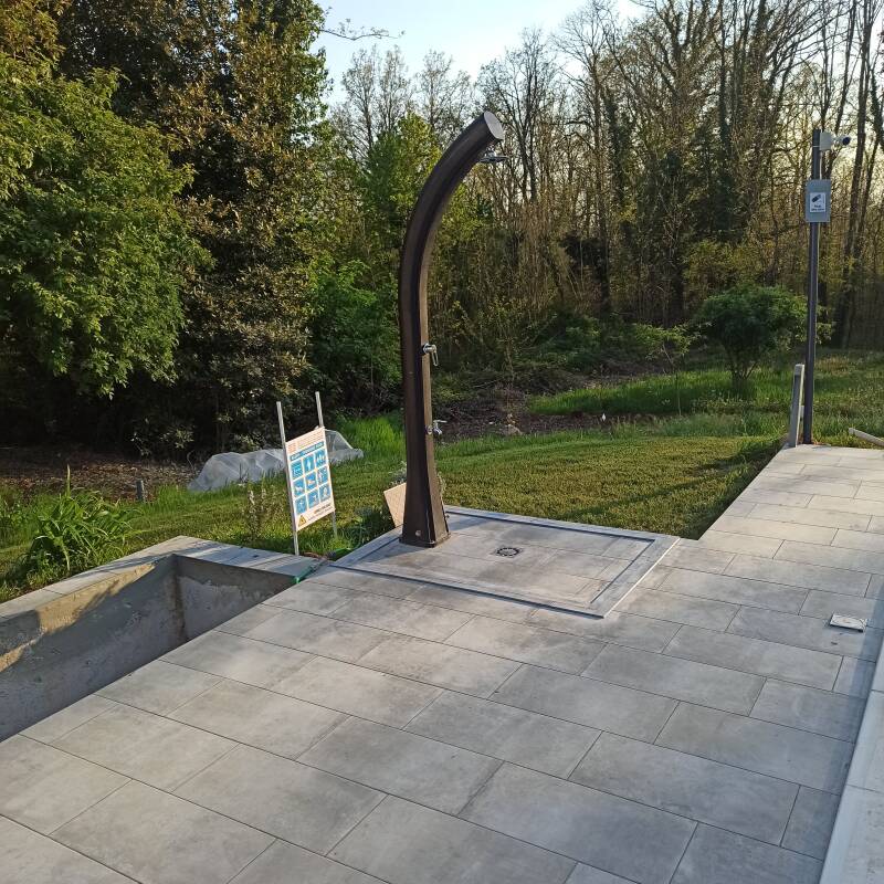 <img src="bordo.piscina.posa.gres.doccia.jpg" alt="piscina posa doccia"/>