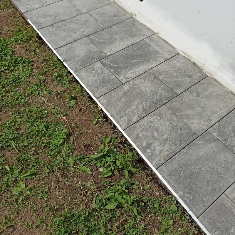 <img src="posa.marciapiedi.gres.jpg" alt="marciapiedi posa gres"/>