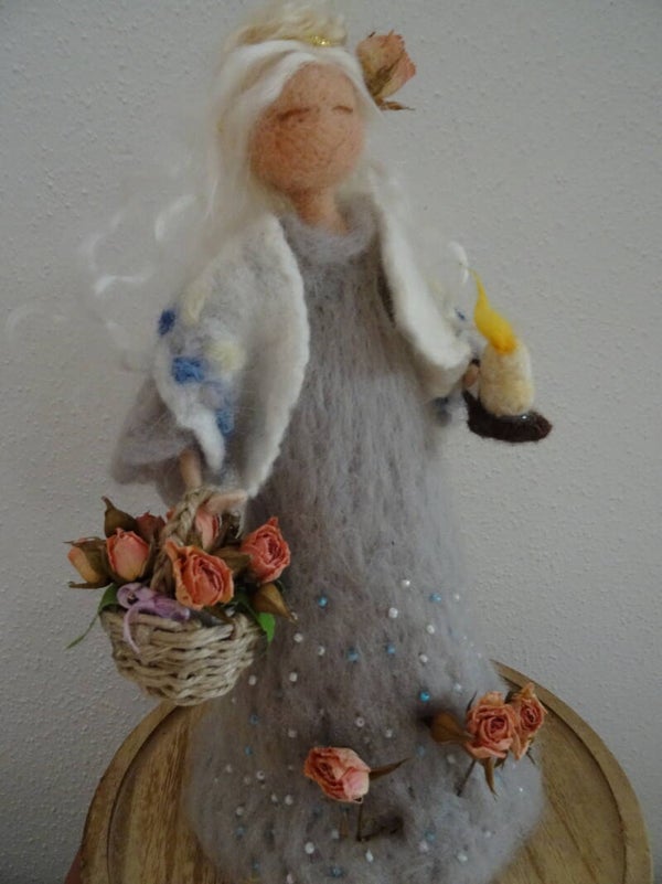Filzfigur-Deko. Dame mit Rosen